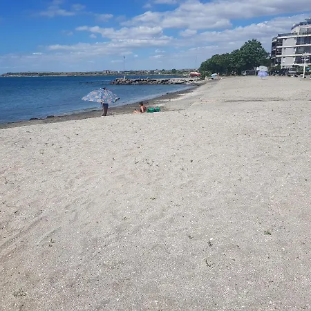 Budget Holiday Apartments First Line Sea Coast Апартамент Поморие